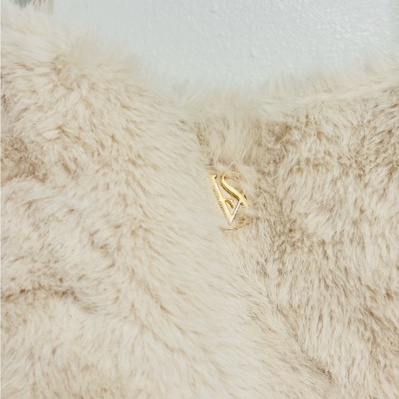 VICTORIA'S SECRET LUXE WHITE FAUX FUR TOTE TRAVEL GYM BAG SNAP CLOSE LOGO NWT - Picture 6 of 11